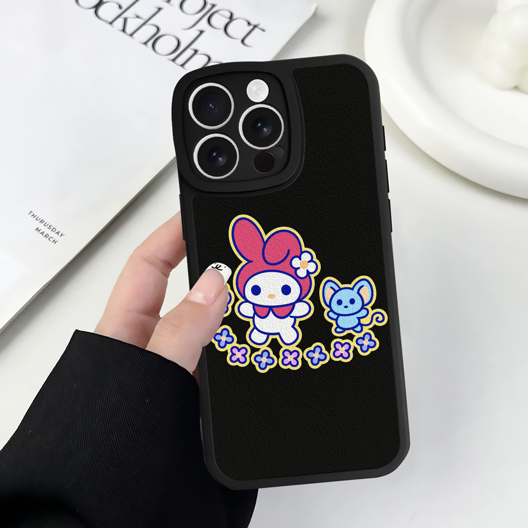 （画像用） Hello Kitty ハローキティ 【iPhone 16シリーズ対応】シリコンスマホケース（レザー調） 材質：シリコン